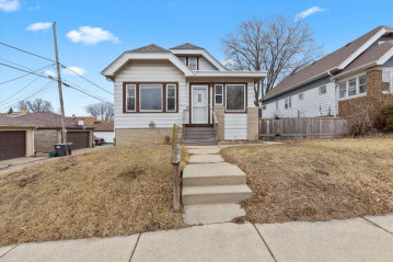 1422 S 52nd St, West Milwaukee, WI 53214-5316