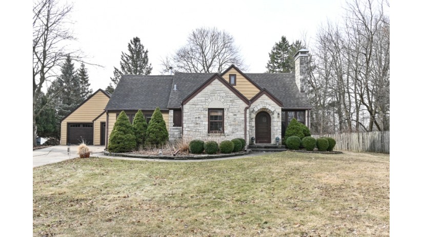 1001 E Capitol Dr Hartland, WI 53029 by Shorewest Realtors $309,900