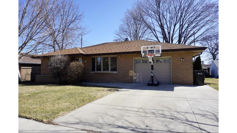 2711 9th Ave South Milwaukee, WI 53172 by Milwaukee Flat Fee Homes $249,900