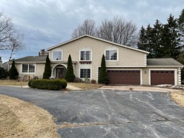 W357N6189 Spinnaker Dr, Oconomowoc, WI 53066-1848