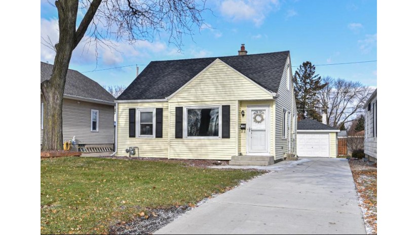 9626 W Lincoln Ave West Allis, WI 53227 by Homestead Realty, Inc $214,900