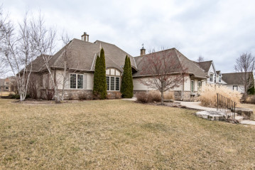 1662 Moccasin Trl, Waukesha, WI 53189-6872