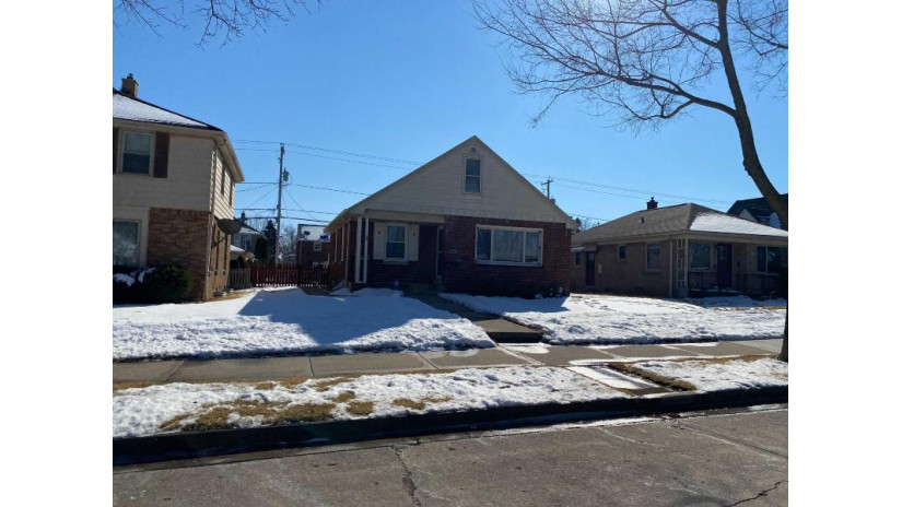 8215 W Lorraine Pl Milwaukee, WI 53222 by Big Block Midwest $205,000