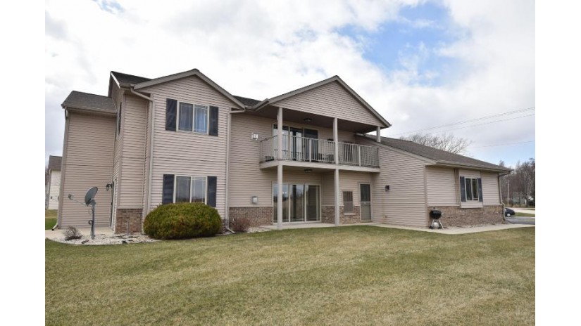 933 Spring Ct Newburg, WI 53095 by Compass RE WI-Northshore $185,000