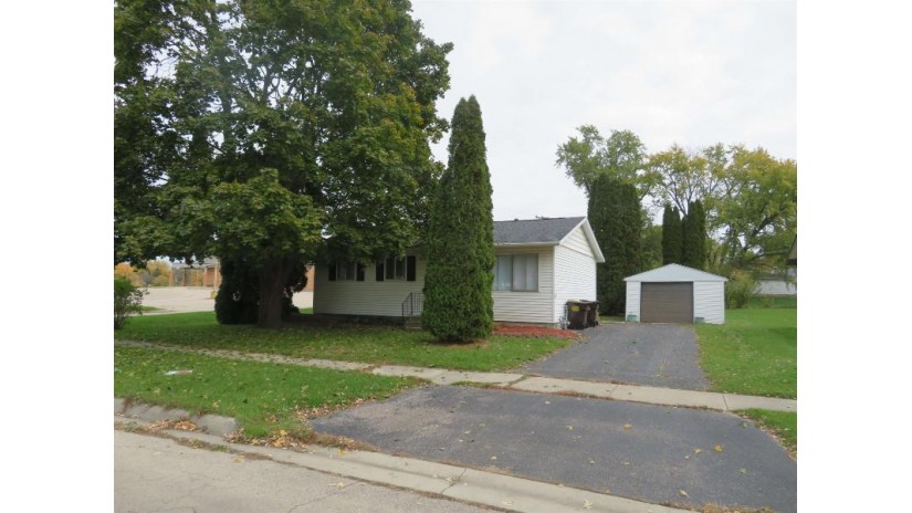 1360 Crestwood Drive Freeport, IL 61032 by Christensen Home Town, Realtors $69,900