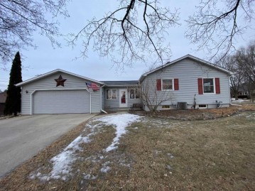 516 Hillcrest Dr, Fort Atkinson, WI 53538