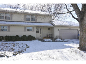 5853 Woodland Dr, Waunakee, WI 53597