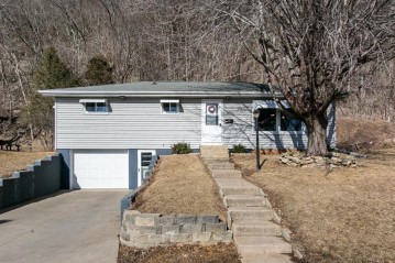 1033 E Bluff St, Cassville, WI 53806