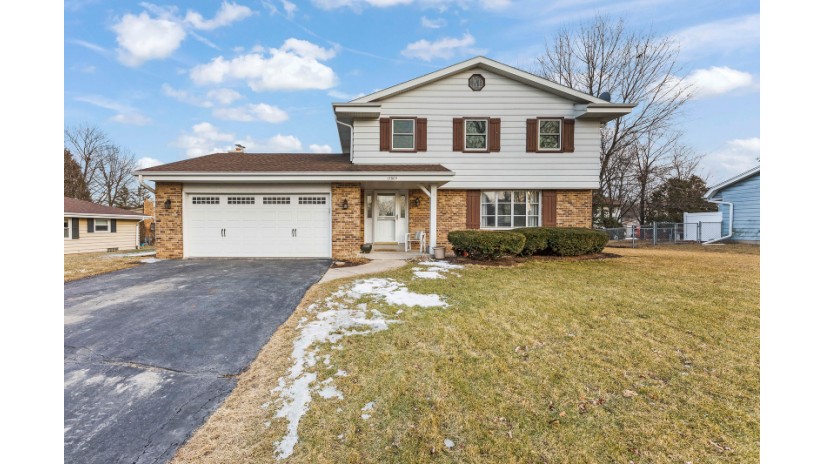 13805 W Pleasant View Dr New Berlin, WI 53151 by Shorewest Realtors $374,900