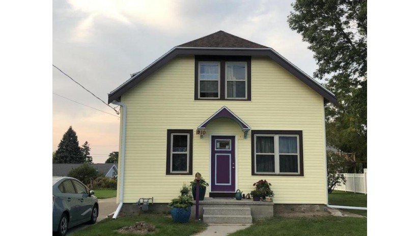 910 Summit St Manitowoc, WI 54220 by Coldwell Banker Real Estate Group~Manitowoc $114,900