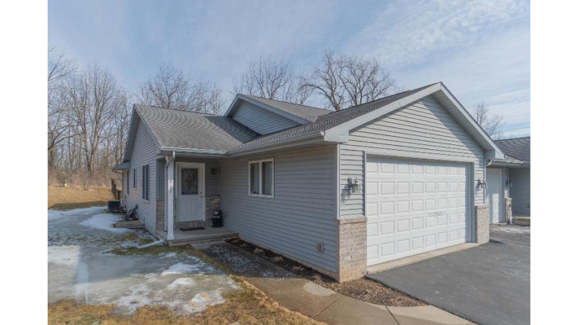 827 Kendall Ln Lake Geneva, WI 53147 by Lake Geneva Area Realty, Inc. $310,000