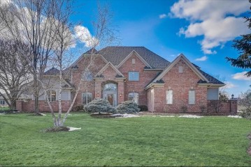 1985 Carriage Hills Dr, Delafield, WI 53018