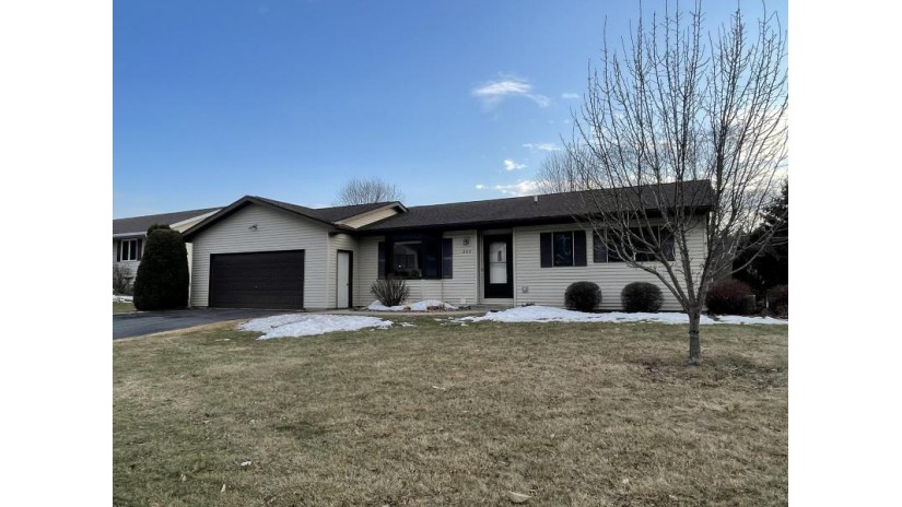 333 Regent Dr La Crescent, MN 55947 by Gerrard-Hoeschler, REALTORS $319,900