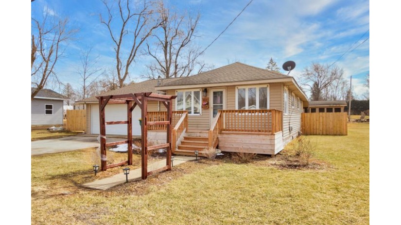 W1039 Golden Glow Rd Bloomfield, WI 53128 by RE/MAX Plaza $199,900