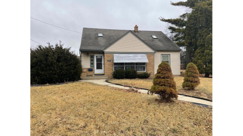 7216 W Beloit Rd West Allis, WI 53219 by Compass RE WI-Northshore $199,000