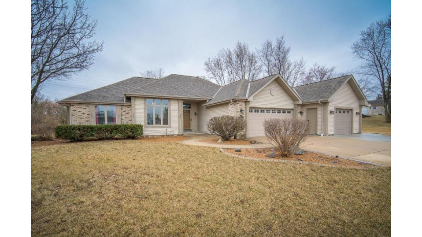 3265 E Normandy Ct Oak Creek, WI 53154 by Boss Realty, LLC $574,900