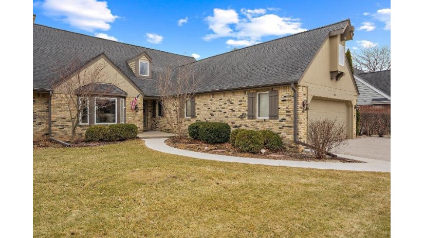 2605 W Lake Vista Ct Mequon, WI 53092 by Keller Williams Realty-Milwaukee North Shore $529,000