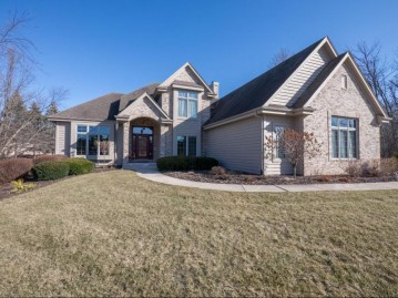 2240 S Misty Ct, New Berlin, WI 53151-2395