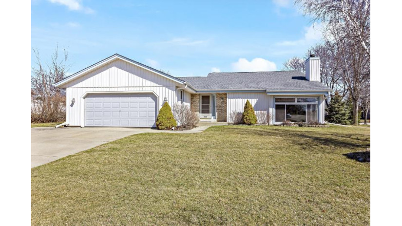 4100 W Fieldview Ct Franklin, WI 53132 by Coldwell Banker Realty $355,000