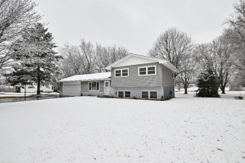 W241S10105 Meadow Cir, Vernon, WI 53103