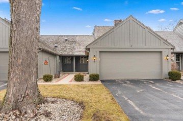 2336 W Cumberland Ct, Mequon, WI 53092