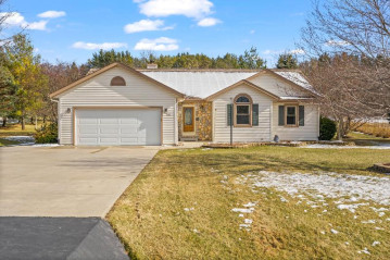 108 Oakwood Ln, North Prairie, WI 53153-9607