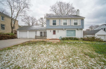 10421 W Hillside Dr, Wauwatosa, WI 53222-2322