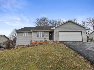 440 Ridge Rd, Walworth, WI 53184-5826