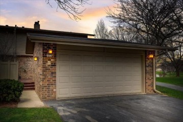 1074 Pilgrim Pkwy, Elm Grove, WI 53122-2025