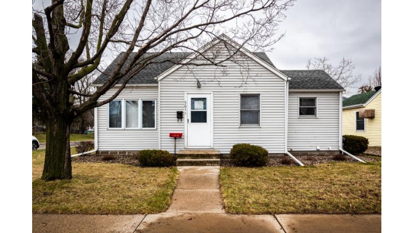 901 Losey Blvd S La Crosse, WI 54601 by Castle Realty, LLC $184,900