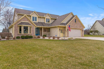 5635 S Berkshire Ct, New Berlin, WI 53151-8331