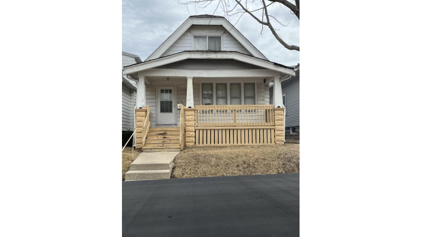 2948 S 15th Pl Milwaukee, WI 53215 by HomeBuyers Advantage, LLC $84,900