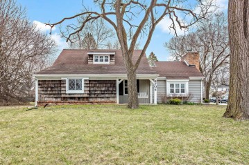 4704 N 106th St, Wauwatosa, WI 53225-4523