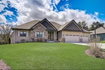 S70W19283 Kenwood Dr, Muskego, WI 53150