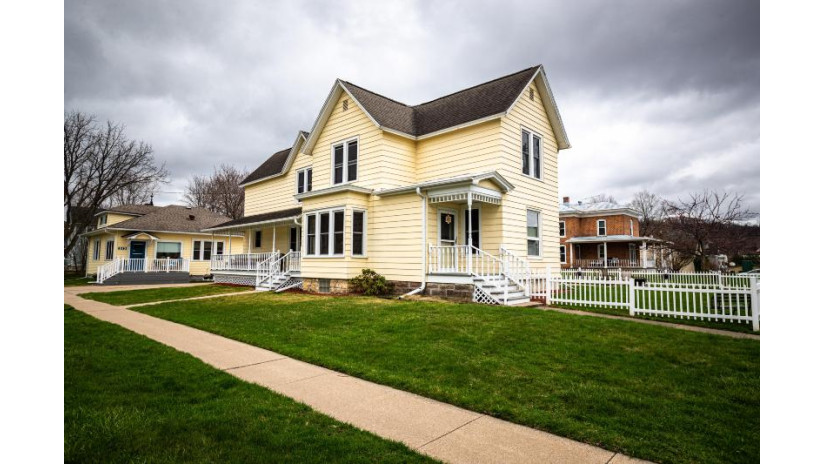 205 Franklin St E West Salem, WI 54669 by Castle Realty, LLC $279,900