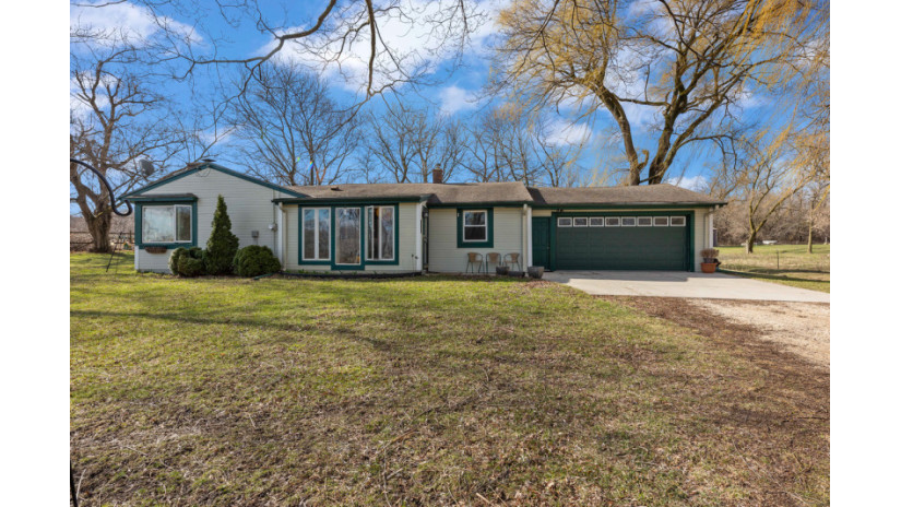 3124 S Hanke Dr New Berlin, WI 53146 by Shorewest Realtors $385,000