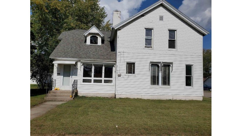 623 E State St Mauston, WI 53948 by Castle Rock Realty Llc $129,900