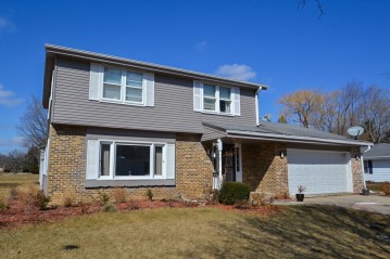 4890 Squire Dr, Greendale, WI 53129-2009