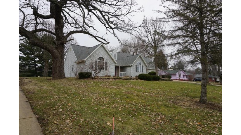 271 Crestview Dr Waterloo, WI 53594 by Standard Real Estate Services, LLC $299,900
