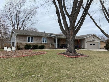 1101 Hickory Dr, Jefferson, WI 53549-1905