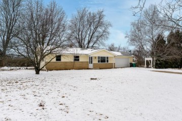 N6281 Clearview Dr, Fredonia, WI 53021-9747
