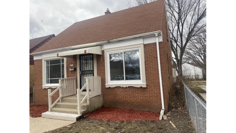 4725 N 42nd St Milwaukee, WI 53209 by Iron Edge Realty $139,900