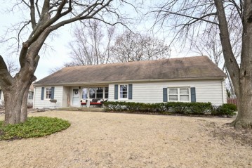 6446 N Willow Glen Ln, Glendale, WI 53209-3427