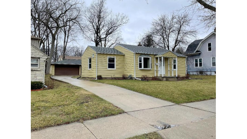 5645 N 37th St Milwaukee, WI 53209 by Parkway Realty, LLC $99,900