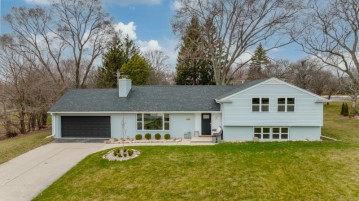 13300 Gremoor Dr, Elm Grove, WI 53122-1325