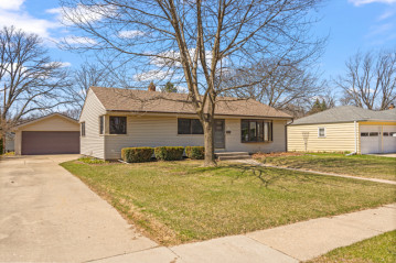 W168N8507 Jacobson Dr, Menomonee Falls, WI 53051-2805