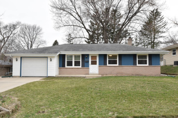 2202 Parkfield Dr, West Bend, WI 53090-1131