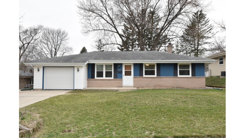 2202 Parkfield Dr West Bend, WI 53090 by Shorewest Realtors $235,000