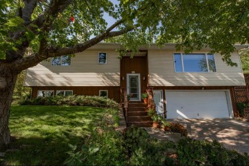 461 Sunnyview Dr, Rollingstone, MN 55969