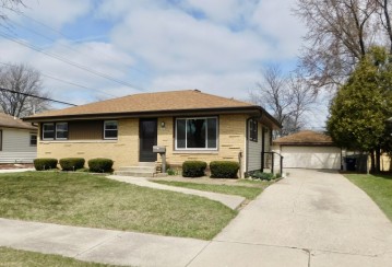 10500 W Lawn Ave, Milwaukee, WI 53225-3226